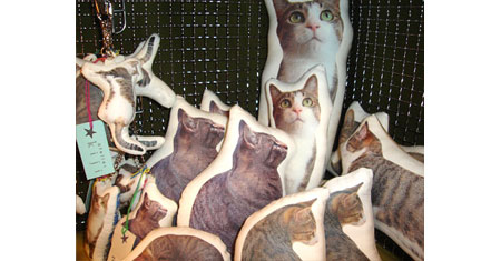知り合いに紹介していただいた渋谷のレンタルボックス月箱さんに納品。現在唯一kiji猫グッズが見られる場所です。 知り合いに紹介していただいた渋谷のレンタルボックス月箱さんに納品。現在唯一kiji猫グッズが見られる場所です。