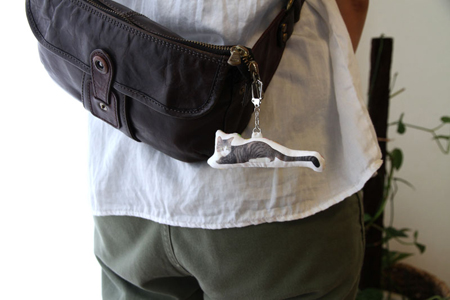 居座り猫キーホルダー 居座り猫キーホルダー